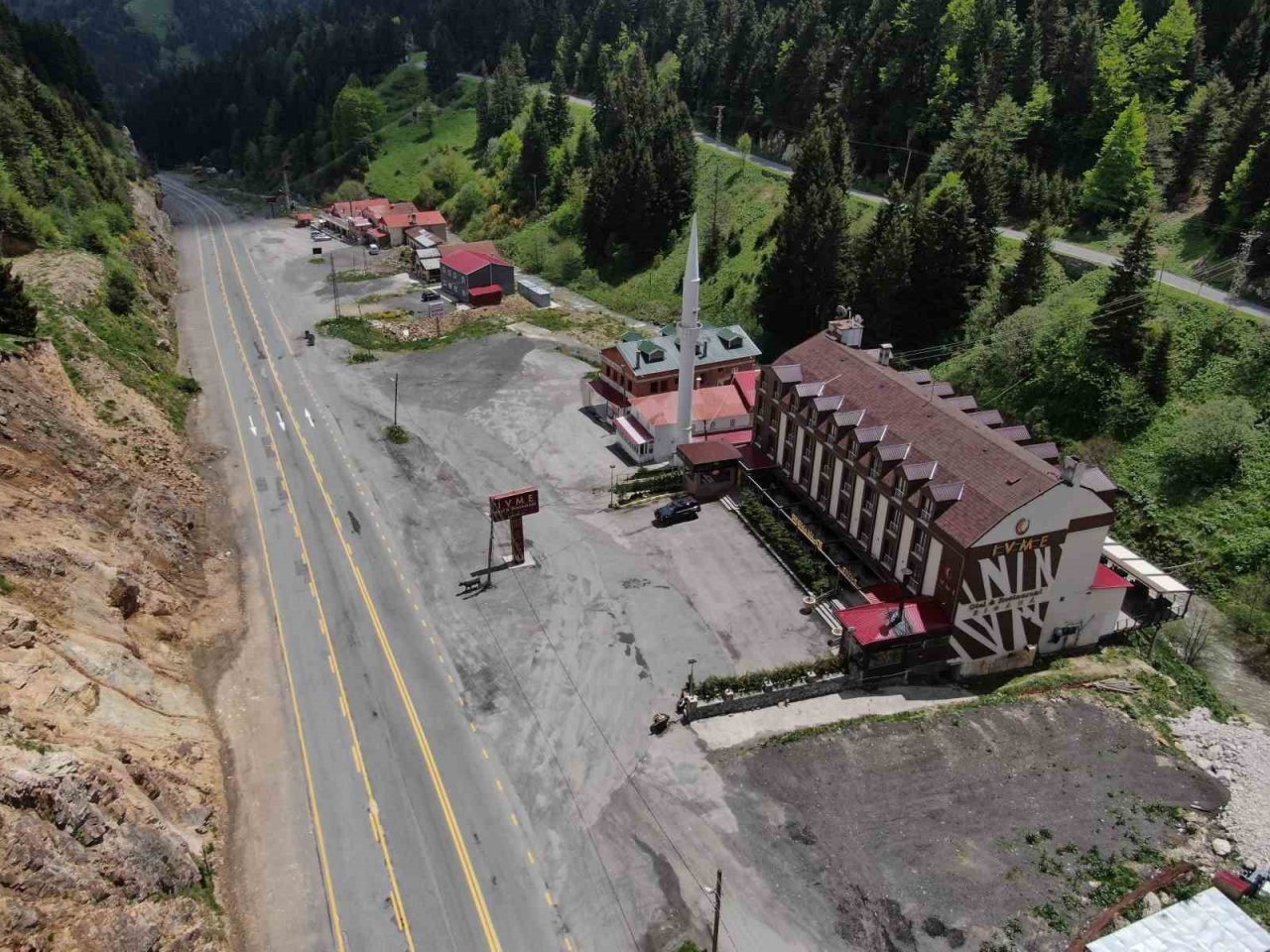 Her gün binlerce aracın geçiş yaptığı yol artık sessizliğe büründü