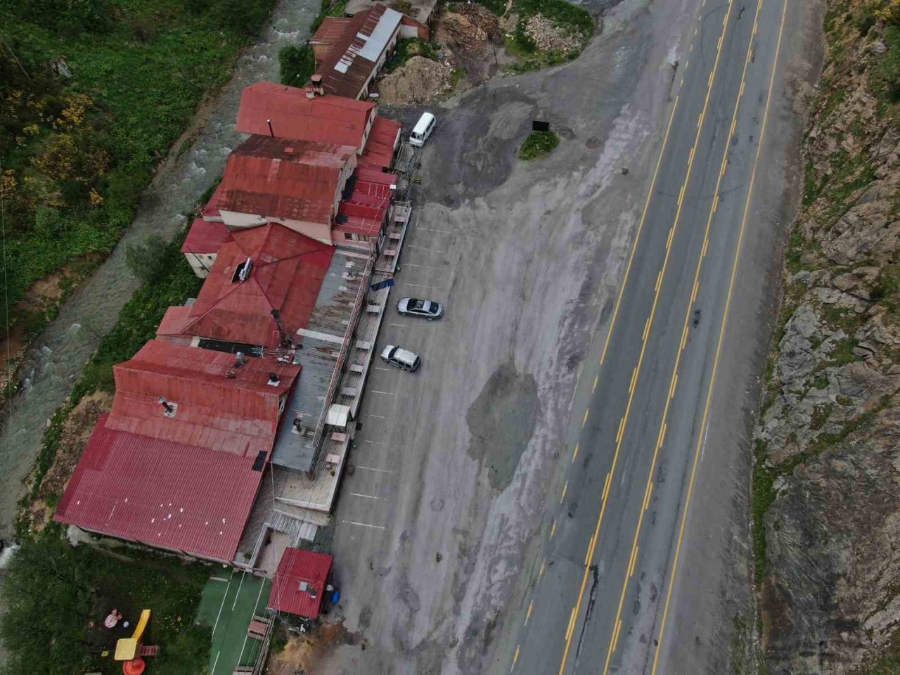 Her gün binlerce aracın geçiş yaptığı yol artık sessizliğe büründü