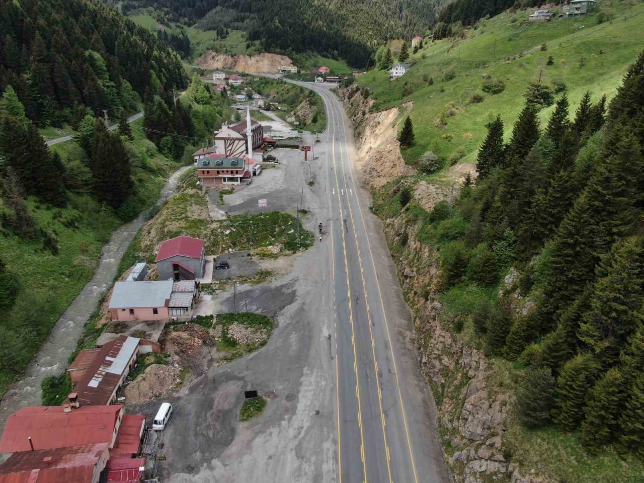 Her gün binlerce aracın geçiş yaptığı yol artık sessizliğe büründü