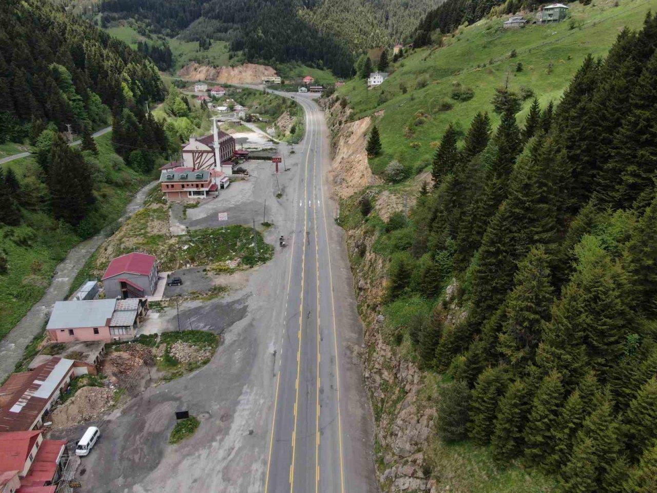 Her gün binlerce aracın geçiş yaptığı yol artık sessizliğe büründü