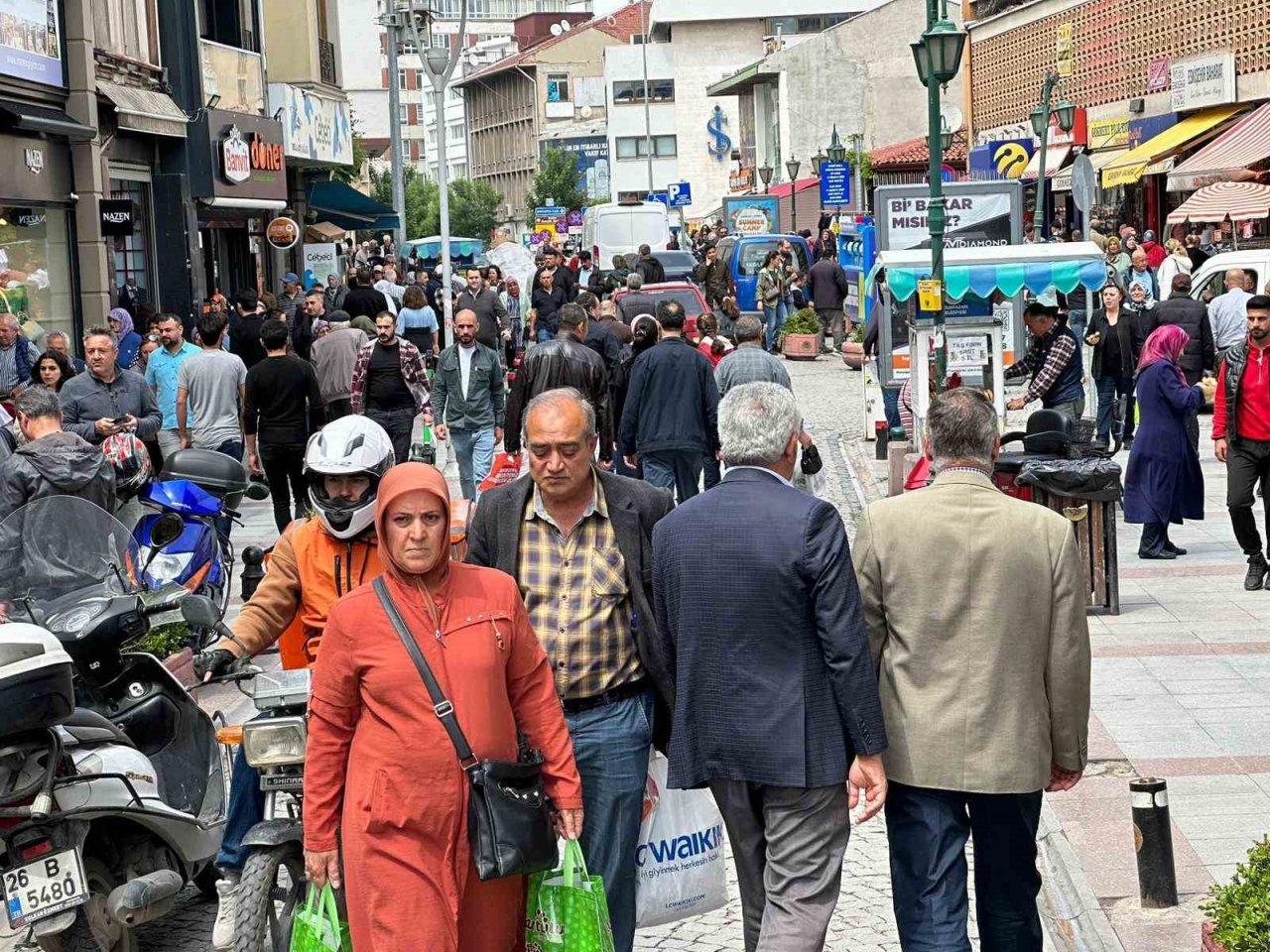 Sağanak yağış sonrası güneş açınca kent merkezi doldu taştı