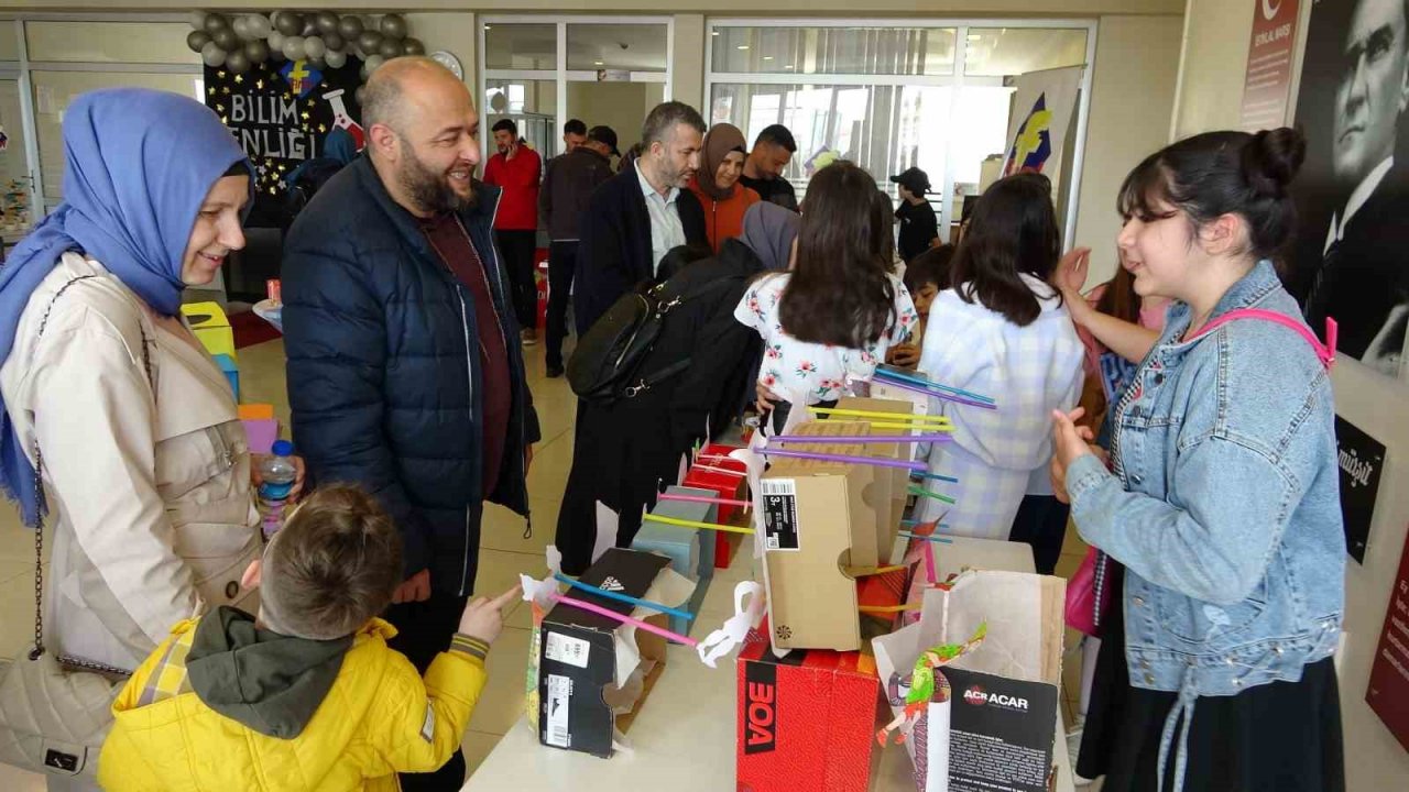 Yaptıkları bilimsel çalışmaları sergilediler