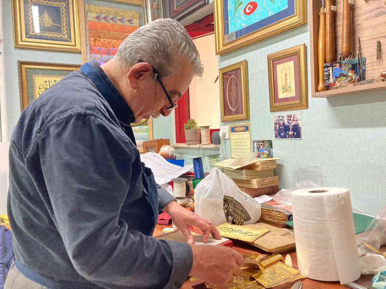 Yıpranmış kitapların tabibi: Mehmet Karslı