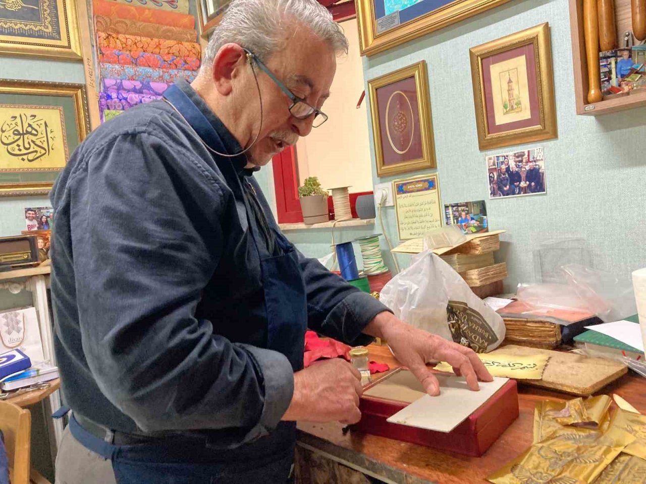 Yıpranmış kitapların tabibi: Mehmet Karslı