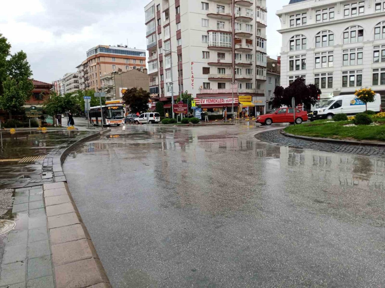 Gök gürültülü sağanak yağış sonrası sokaklar bomboş kaldı