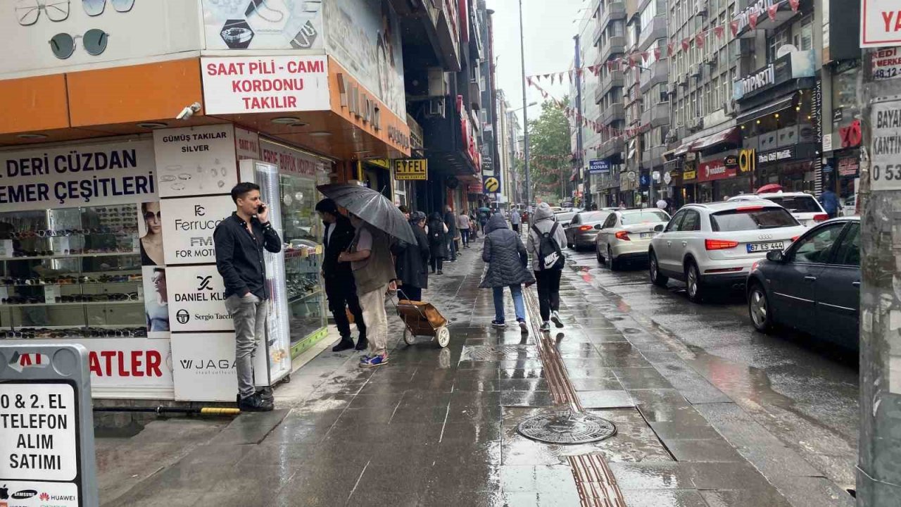 Hazırlıksız yakalandılar, yağmurdan korunmaya çalıştılar