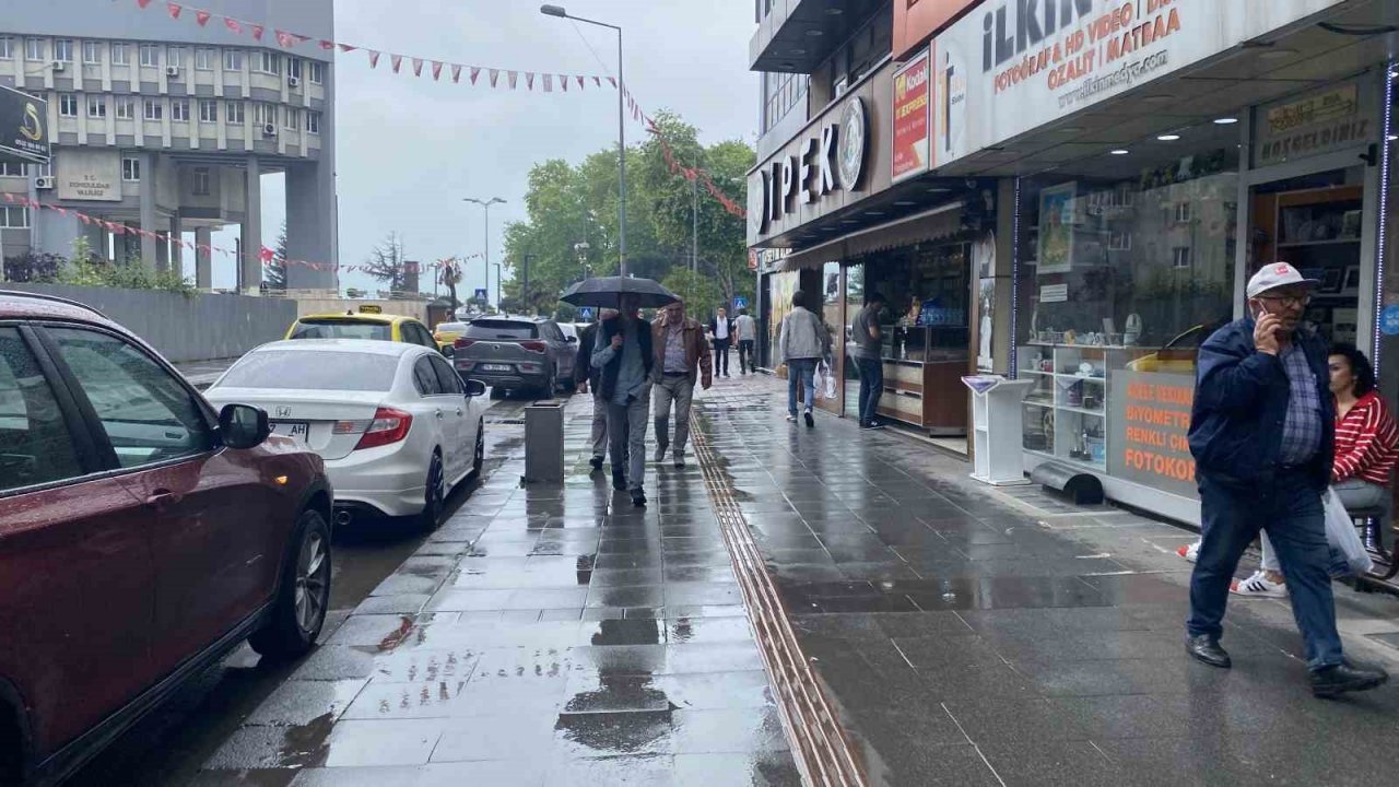 Hazırlıksız yakalandılar, yağmurdan korunmaya çalıştılar