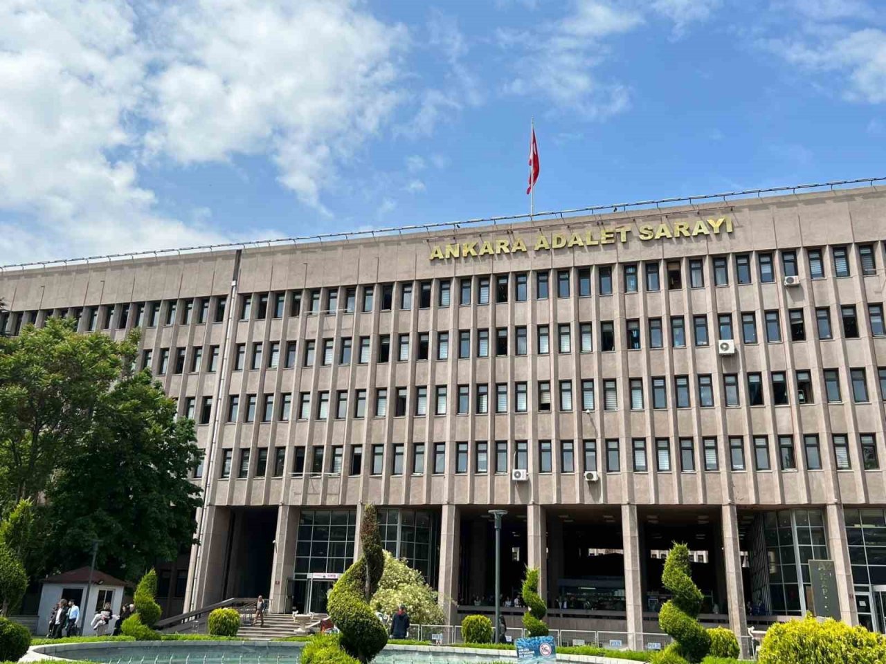 Yerel mahkemedeki hakim, bu sefer üst mahkemede karşılarına çıktı