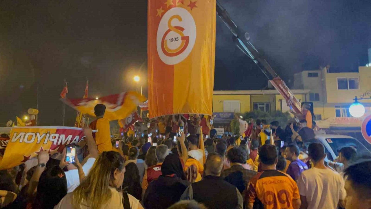 Antalya’da sarı-kırmızılı taraftarlar Fenerbahçe’nin temsili tabutunu kaldırdı