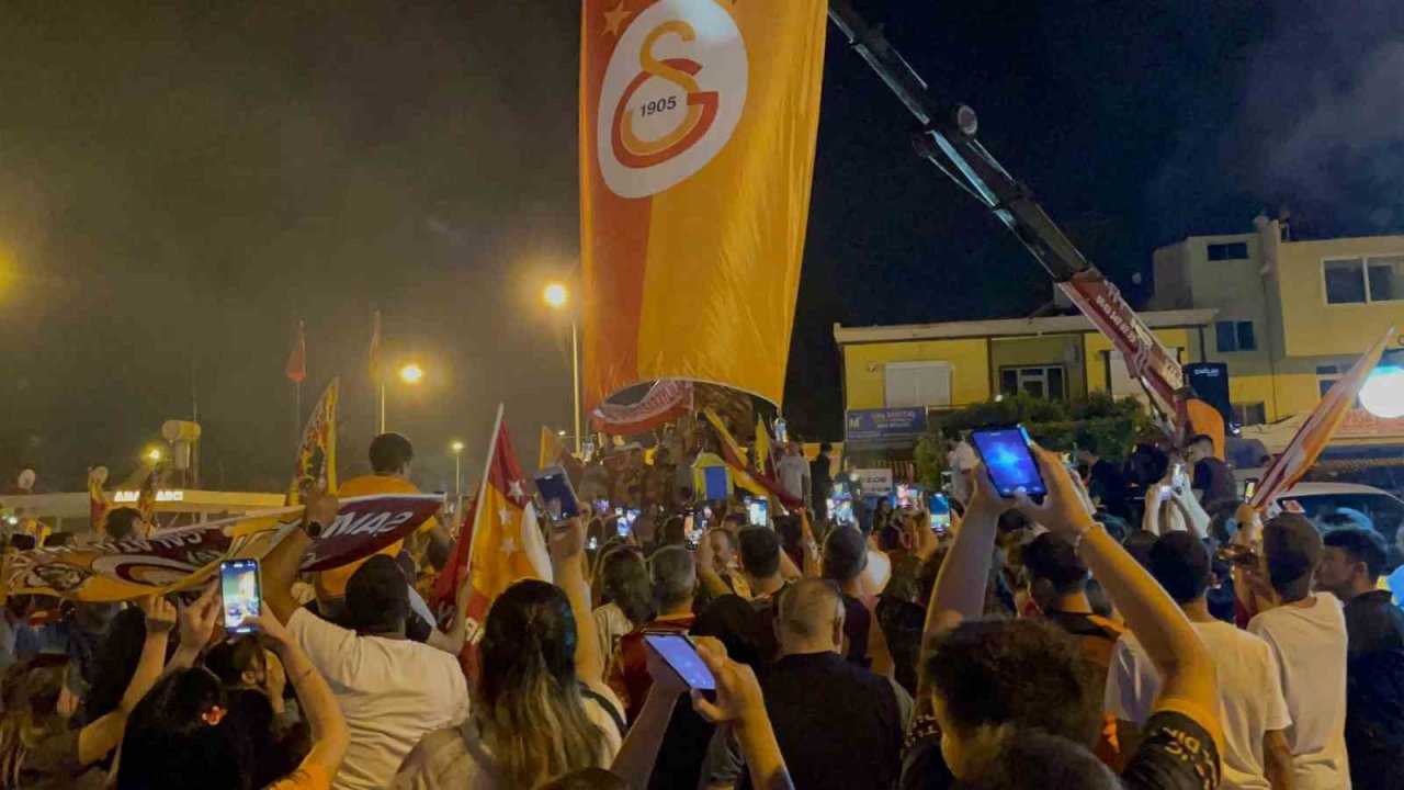 Antalya’da sarı-kırmızılı taraftarlar Fenerbahçe’nin temsili tabutunu kaldırdı