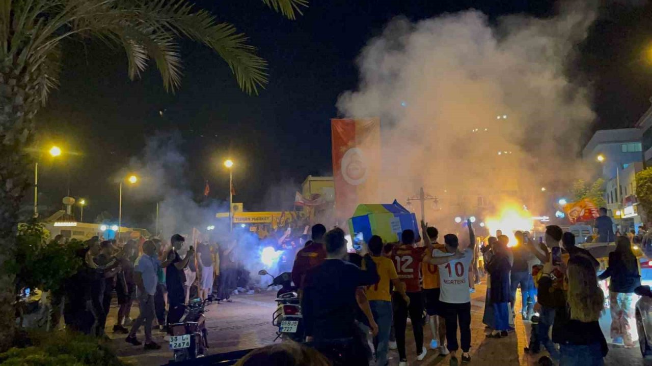 Antalya’da sarı-kırmızılı taraftarlar Fenerbahçe’nin temsili tabutunu kaldırdı