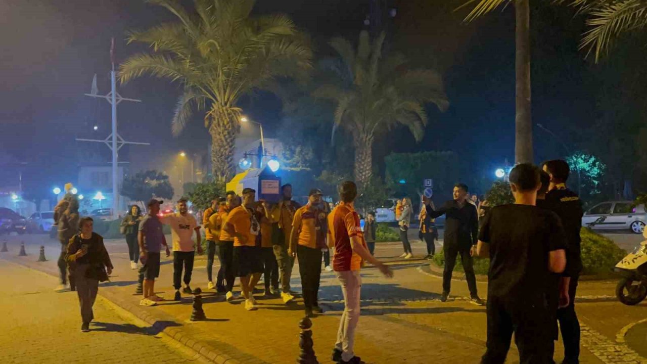 Antalya’da sarı-kırmızılı taraftarlar Fenerbahçe’nin temsili tabutunu kaldırdı