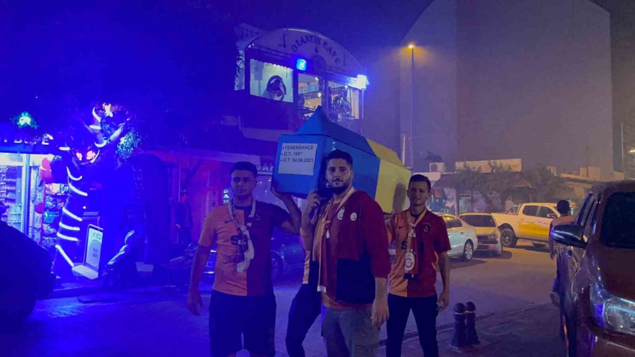 Antalya’da sarı-kırmızılı taraftarlar Fenerbahçe’nin temsili tabutunu kaldırdı