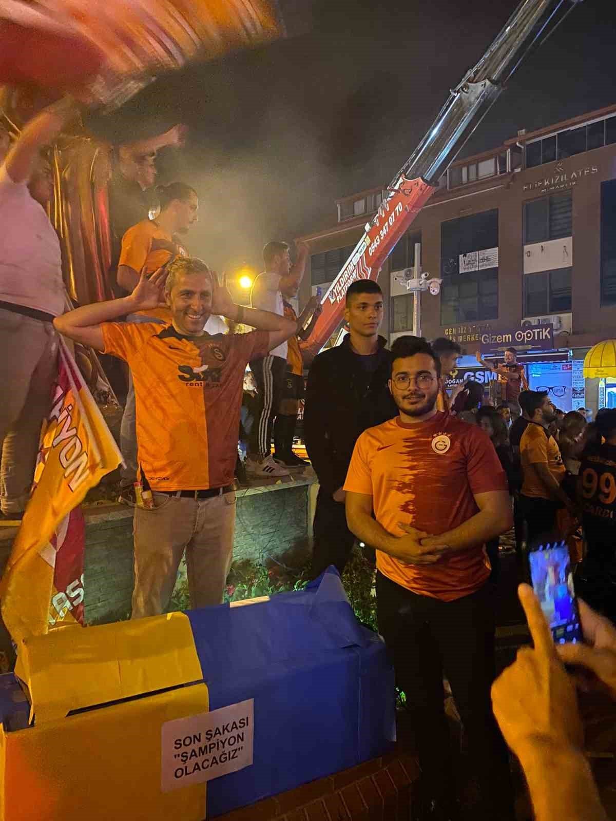 Antalya’da sarı-kırmızılı taraftarlar Fenerbahçe’nin temsili tabutunu kaldırdı