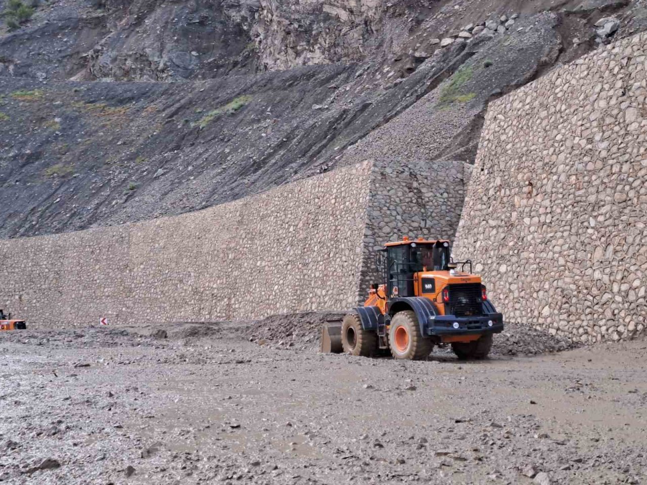 Artvin-Yusufeli karayolu heyelan nedeniyle ulaşıma kapandı