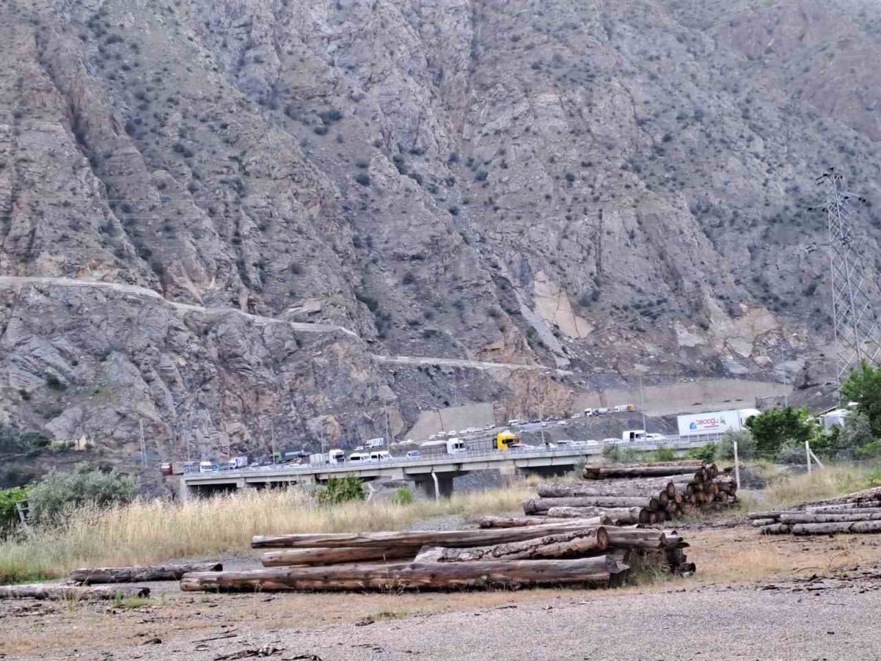 Artvin-Yusufeli karayolu heyelan nedeniyle ulaşıma kapandı