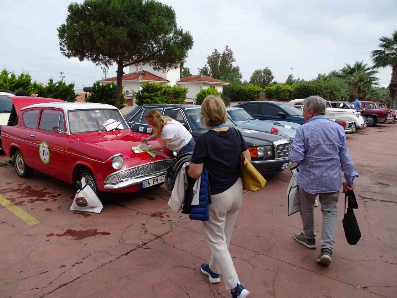 Ayvalık’ta klasik otomobiller 25. Batı Anadolu Rallisi başladı