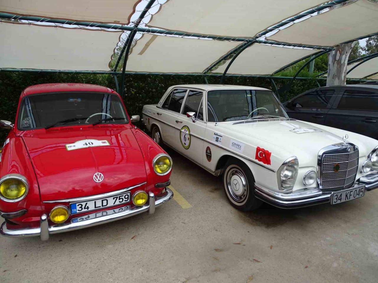 Ayvalık’ta klasik otomobiller 25. Batı Anadolu Rallisi başladı