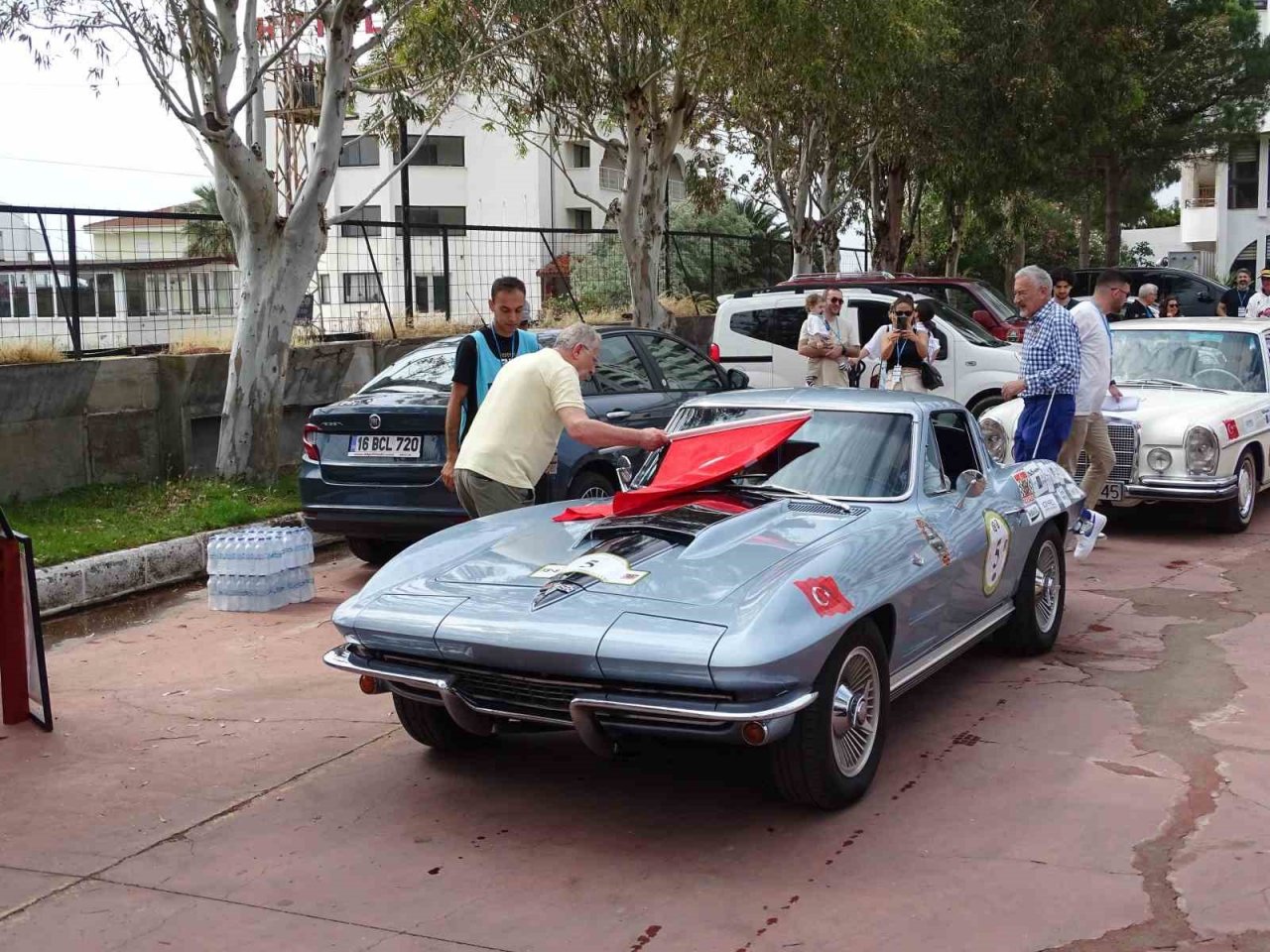 Ayvalık’ta klasik otomobiller 25. Batı Anadolu Rallisi başladı