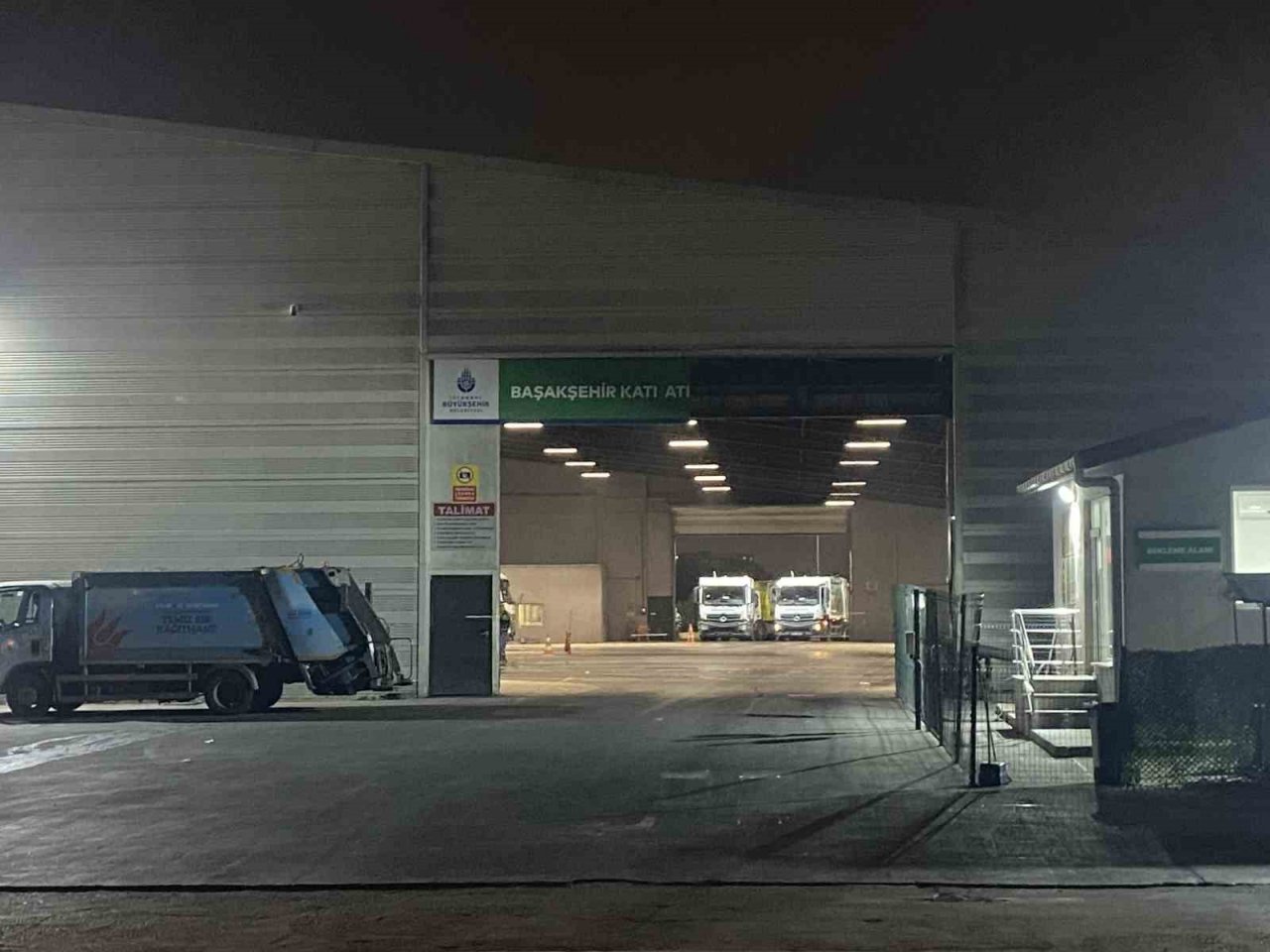 Başakşehir Katı Atık Aktarma Merkezi önündeki uzun kuyruk kamyon şoförlerini isyan ettirdi