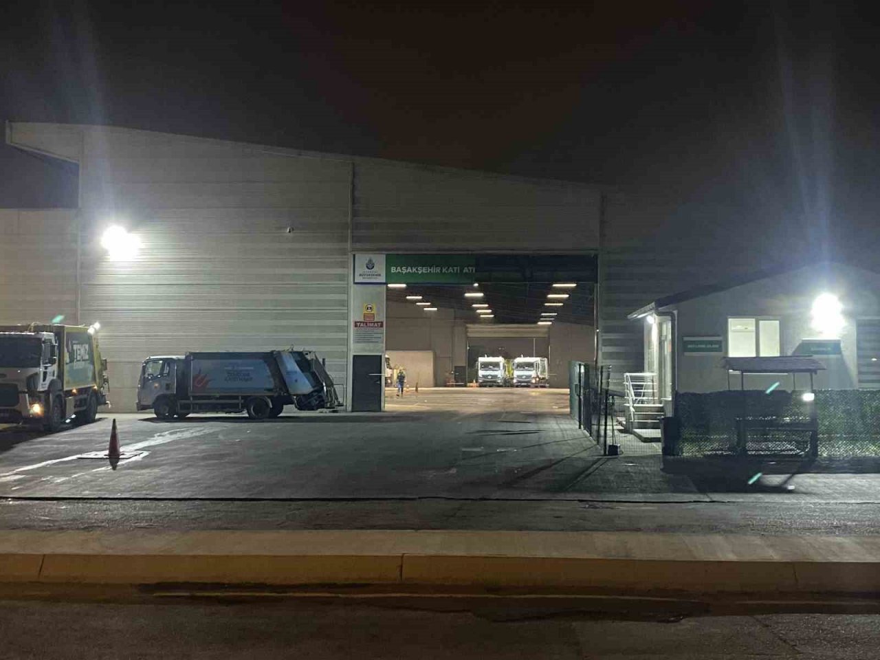 Başakşehir Katı Atık Aktarma Merkezi önündeki uzun kuyruk kamyon şoförlerini isyan ettirdi