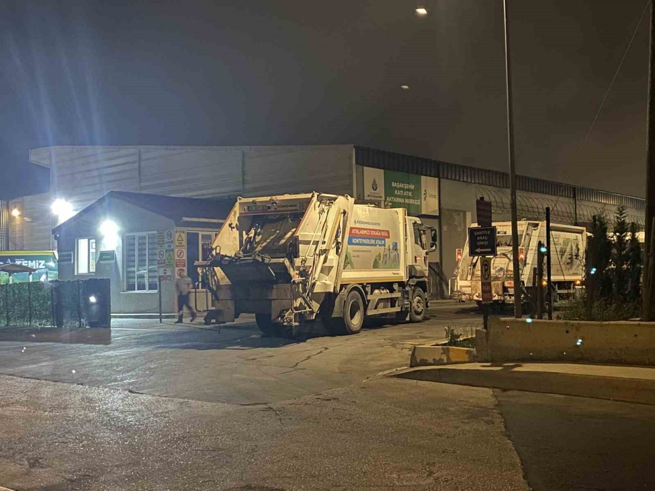 Başakşehir Katı Atık Aktarma Merkezi önündeki uzun kuyruk kamyon şoförlerini isyan ettirdi