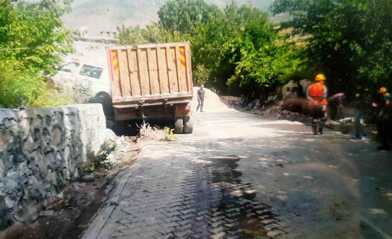 Batman’da kamyon kazasında faciadan dönüldü