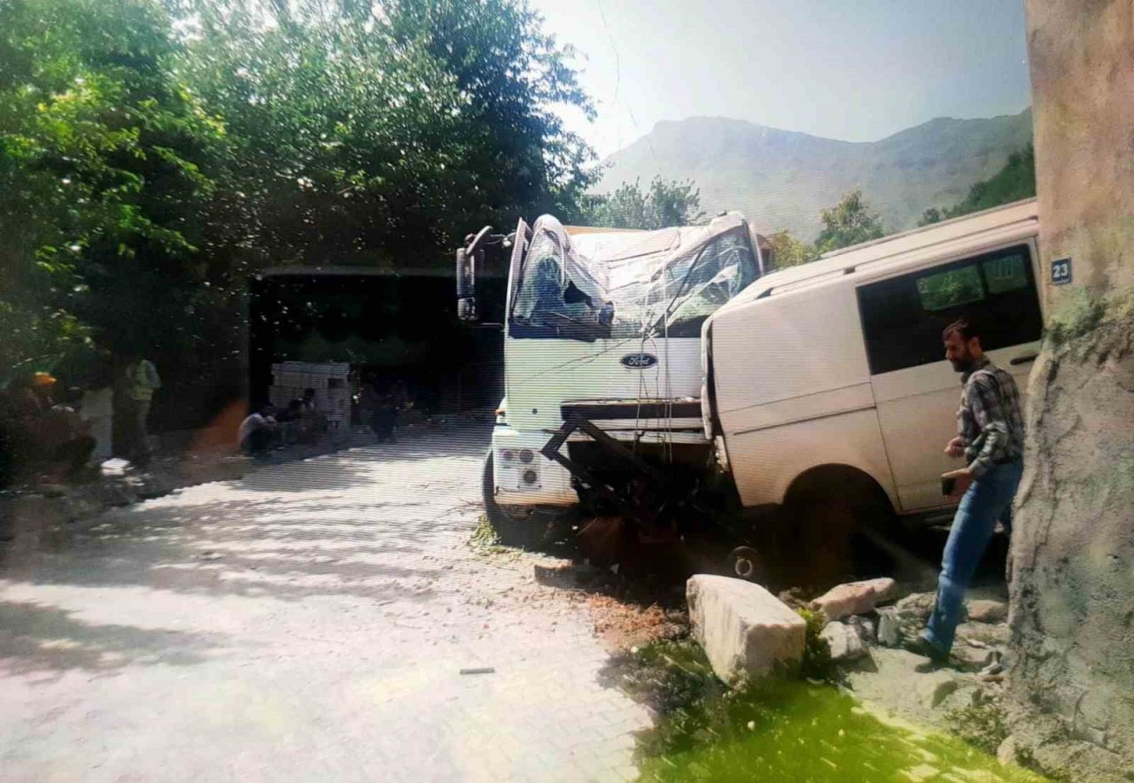 Batman’da kamyon kazasında faciadan dönüldü