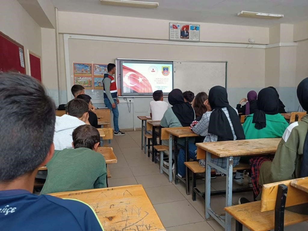 Bingöl’de öğrenciler siber suçlarla mücadele konusunda bilgilendirildi