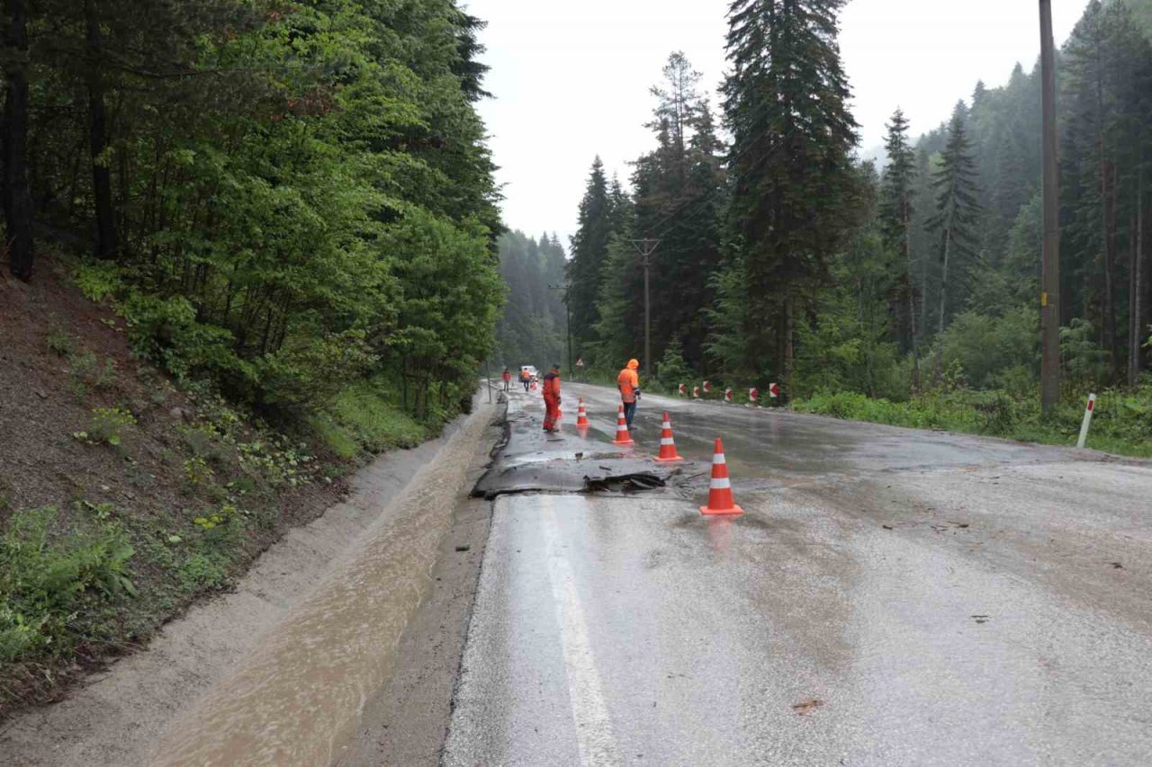 Bolu’da dereler taştı: Yollarda göçükler meydana geldi