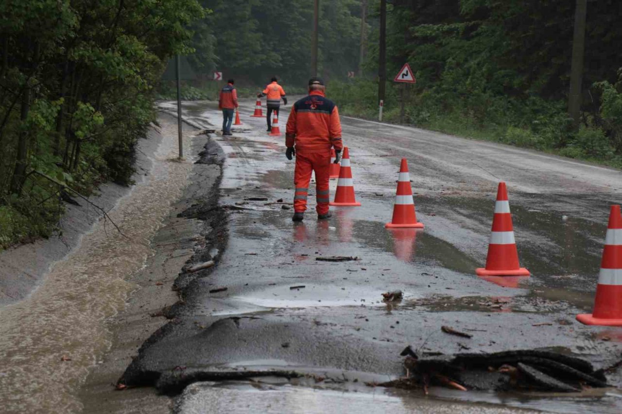 Bolu’da dereler taştı: Yollarda göçükler meydana geldi