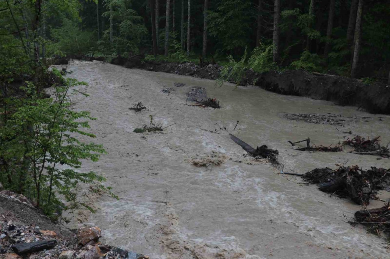 Bolu’da dereler taştı: Yollarda göçükler meydana geldi