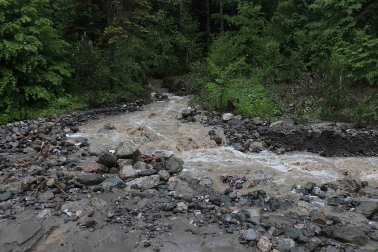 Bolu’da dereler taştı: Yollarda göçükler meydana geldi