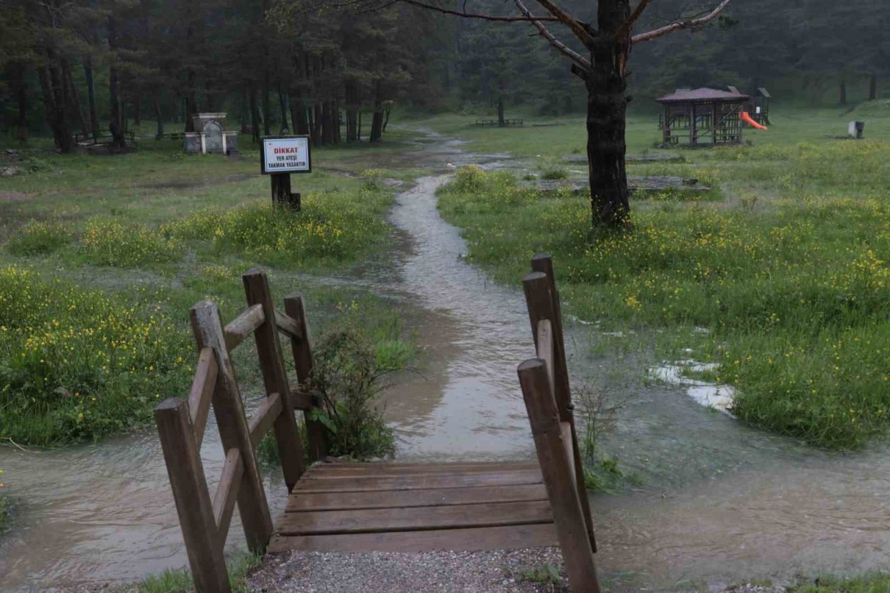 Bolu’da dereler taştı: Yollarda göçükler meydana geldi