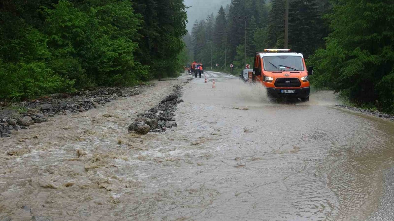 Bolu’da dereler taştı: Yollarda göçükler meydana geldi