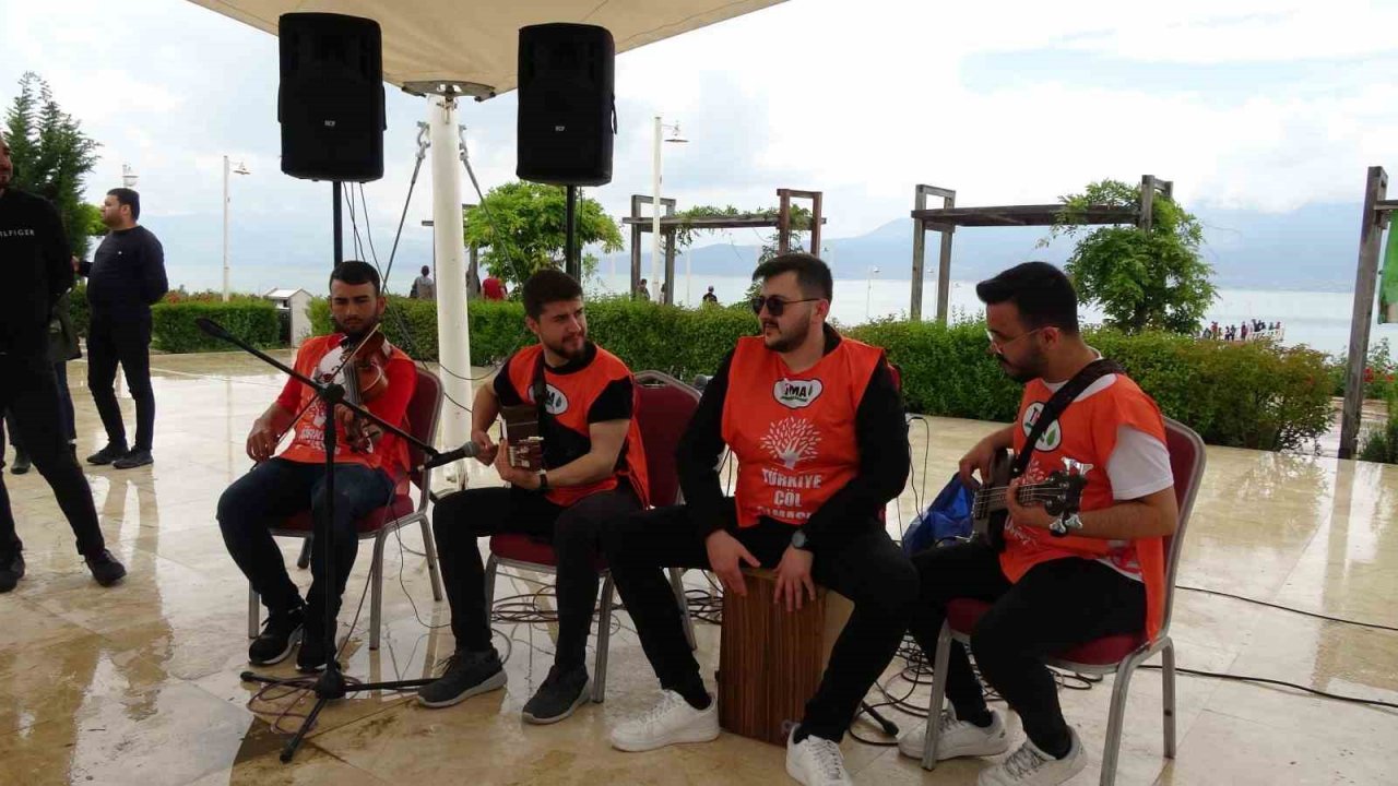 Burdur Gölü’nde kuraklığa dikkat çekmek için çöp toplama etkinliği