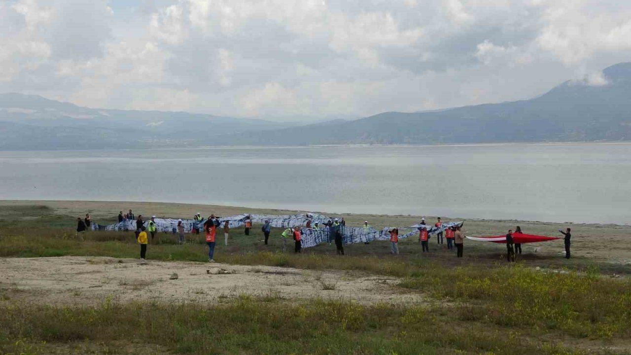Burdur Gölü’nde kuraklığa dikkat çekmek için çöp toplama etkinliği