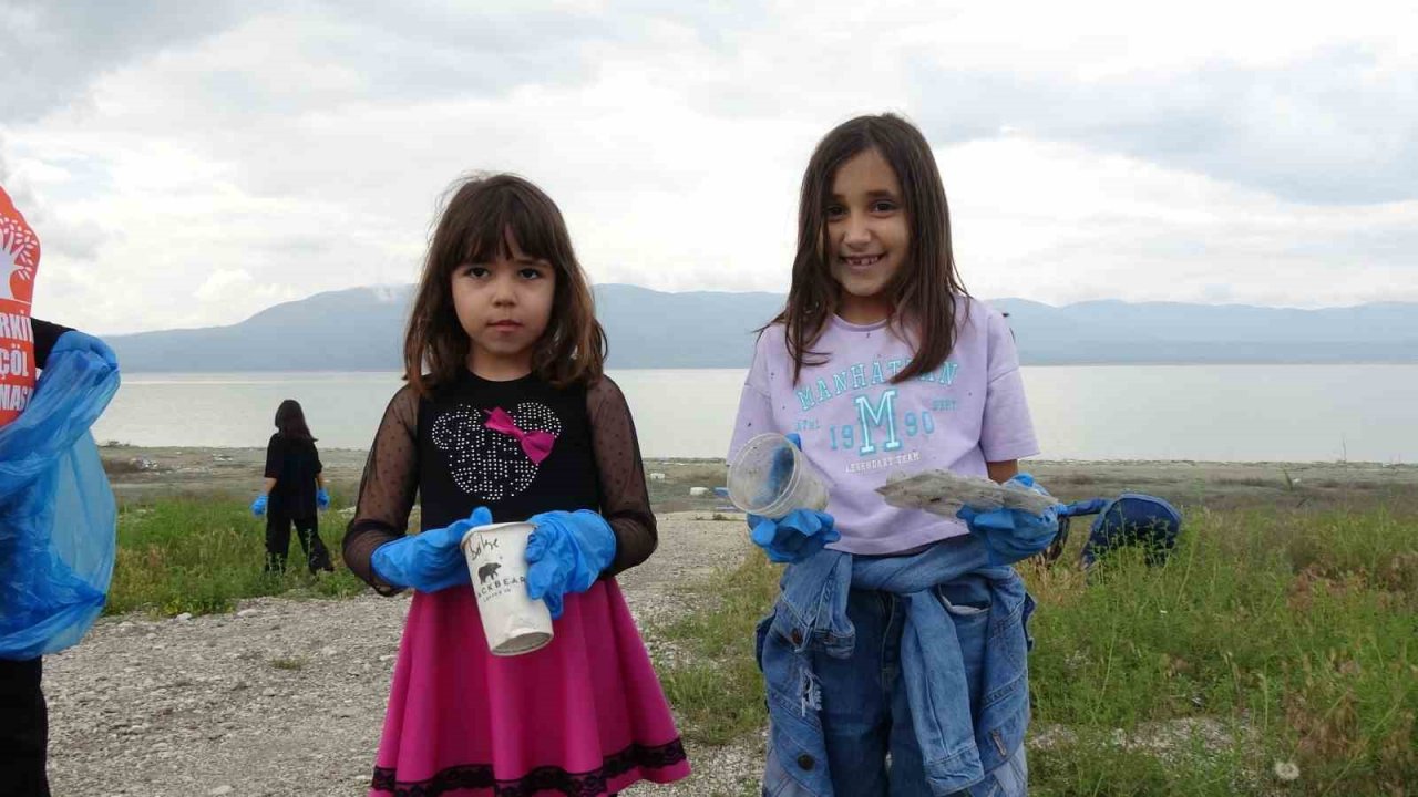 Burdur Gölü’nde kuraklığa dikkat çekmek için çöp toplama etkinliği