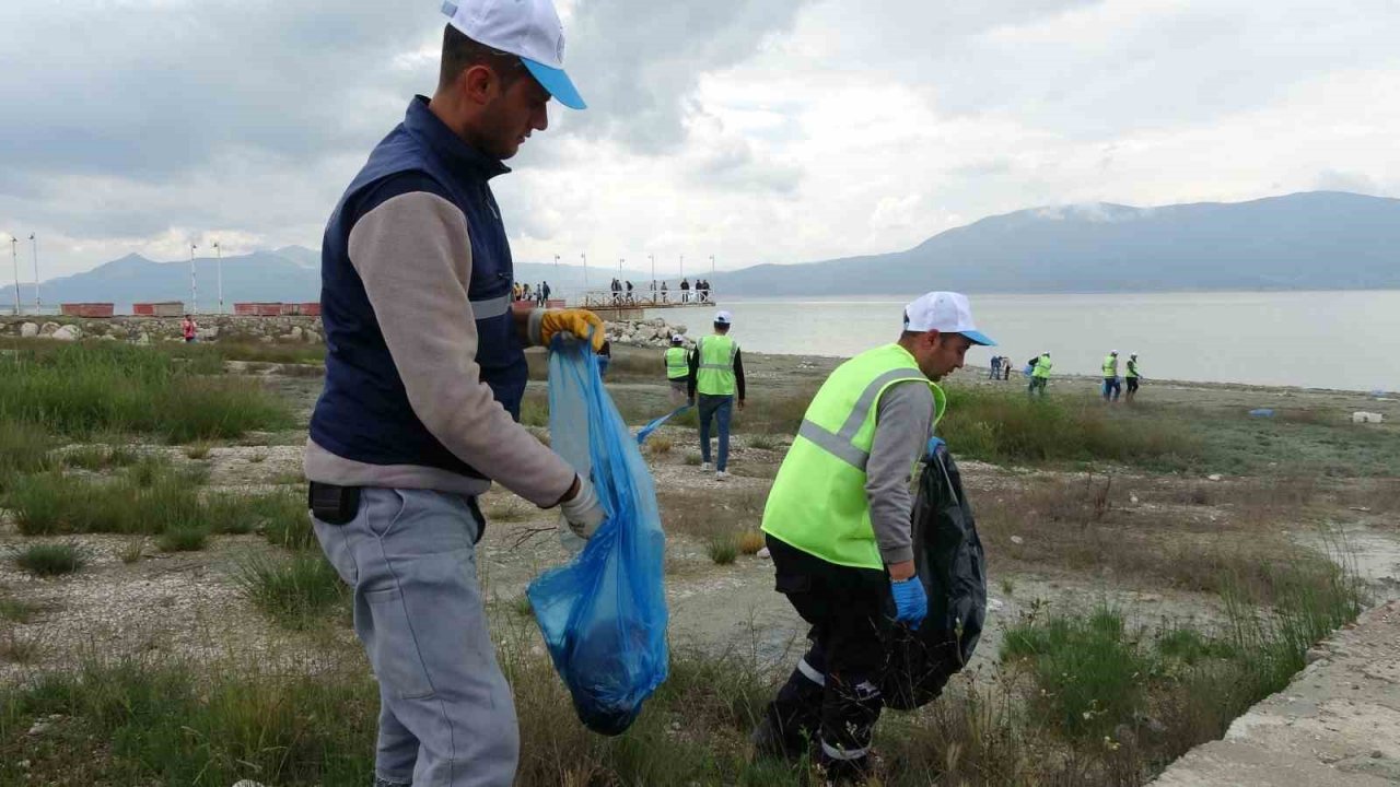 Burdur Gölü’nde kuraklığa dikkat çekmek için çöp toplama etkinliği