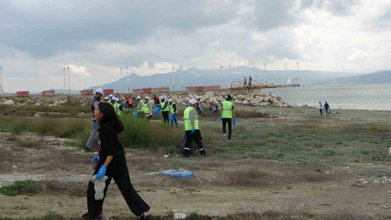 Burdur Gölü’nde kuraklığa dikkat çekmek için çöp toplama etkinliği