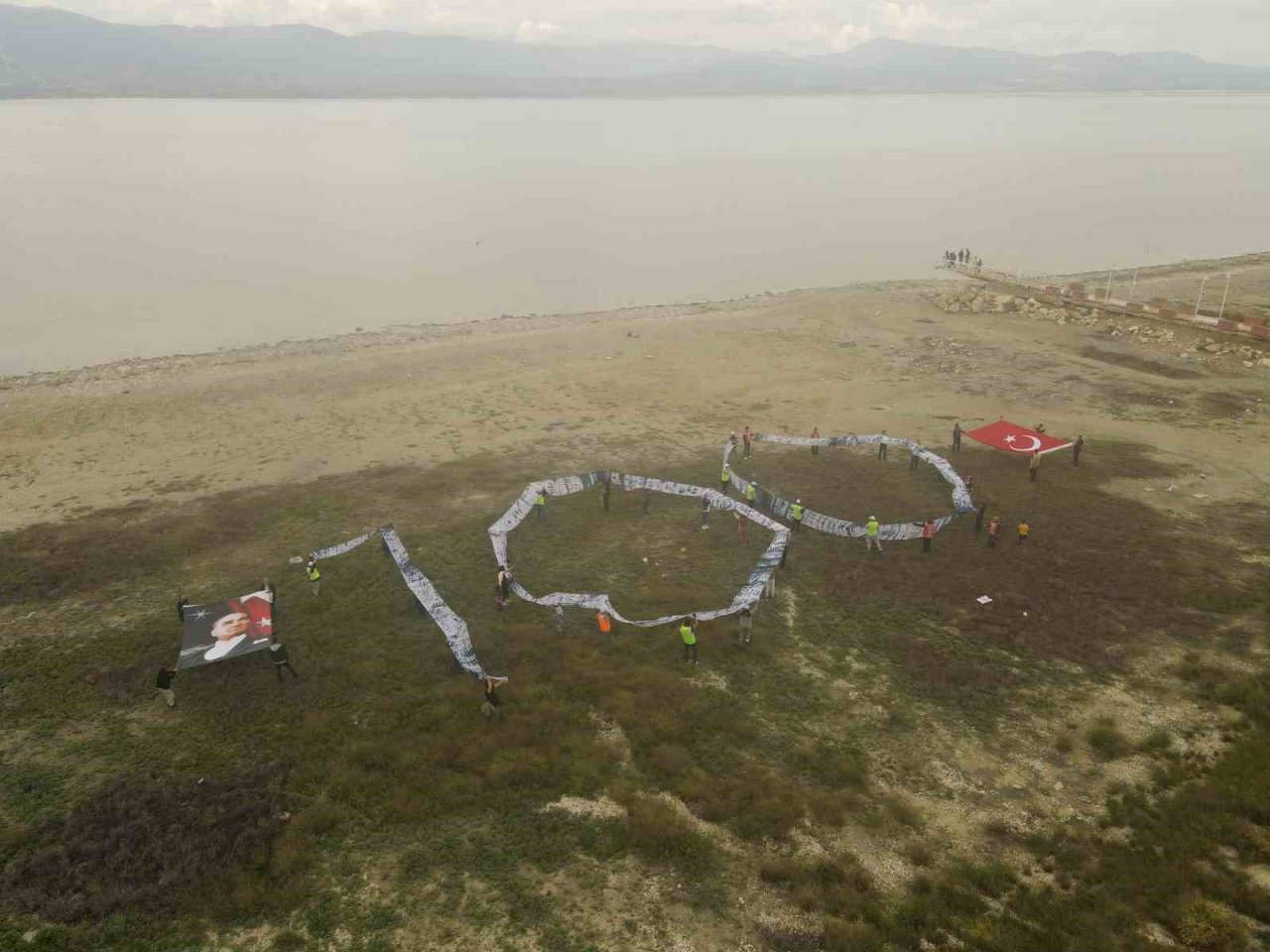 Burdur Gölü’nde kuraklığa dikkat çekmek için çöp toplama etkinliği