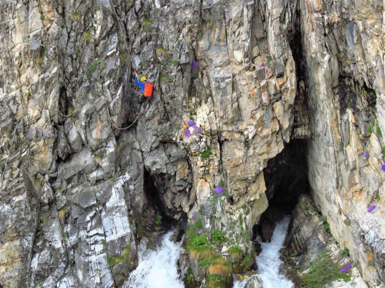 Uludağ’da kar sularının eridiği mağarada ölümüne macera