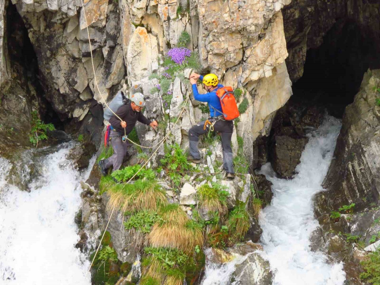 Uludağ’da kar sularının eridiği mağarada ölümüne macera