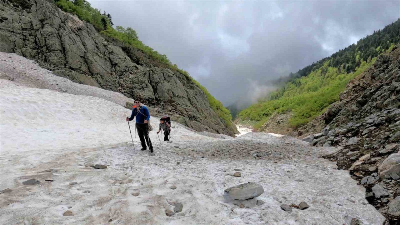 Uludağ’da kar sularının eridiği mağarada ölümüne macera