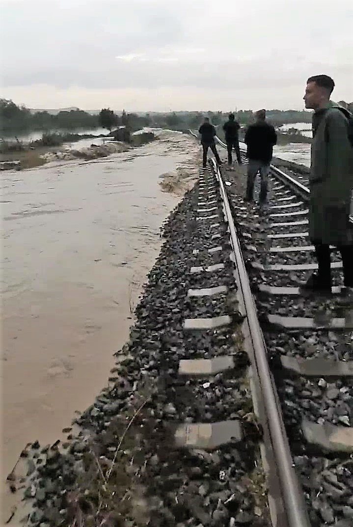 Faciadan dönüldü: Selin çökerttiği bölüme yaklaşan tren, vatandaşlar tarafından son anda durduruldu