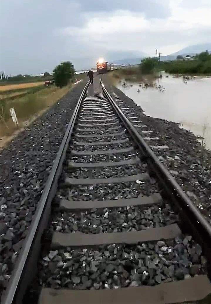 Faciadan dönüldü: Selin çökerttiği bölüme yaklaşan tren, vatandaşlar tarafından son anda durduruldu