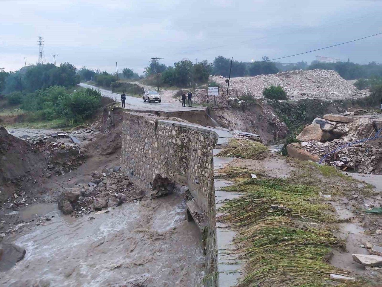Selin ikinci defa çökerttiği yolda facia ucuz atlatıldı