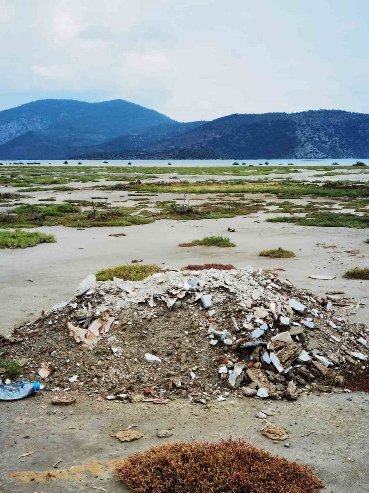 Göl kenarına atılan klozet görenleri hem şaşırttı hem kızdırdı