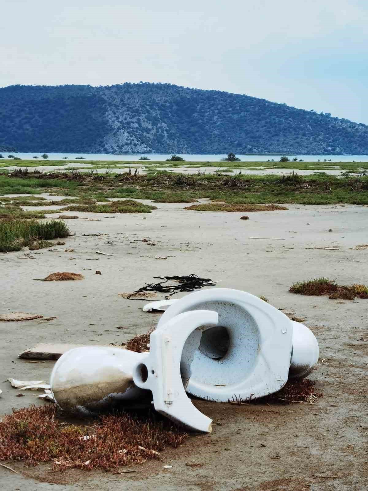 Göl kenarına atılan klozet görenleri hem şaşırttı hem kızdırdı