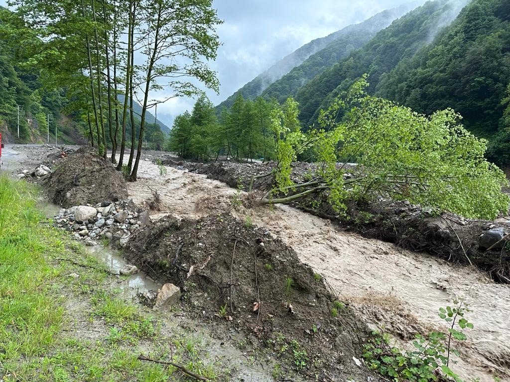 Düzce İl Özel İdaresi ekipleri sele karşı teyakkuzda